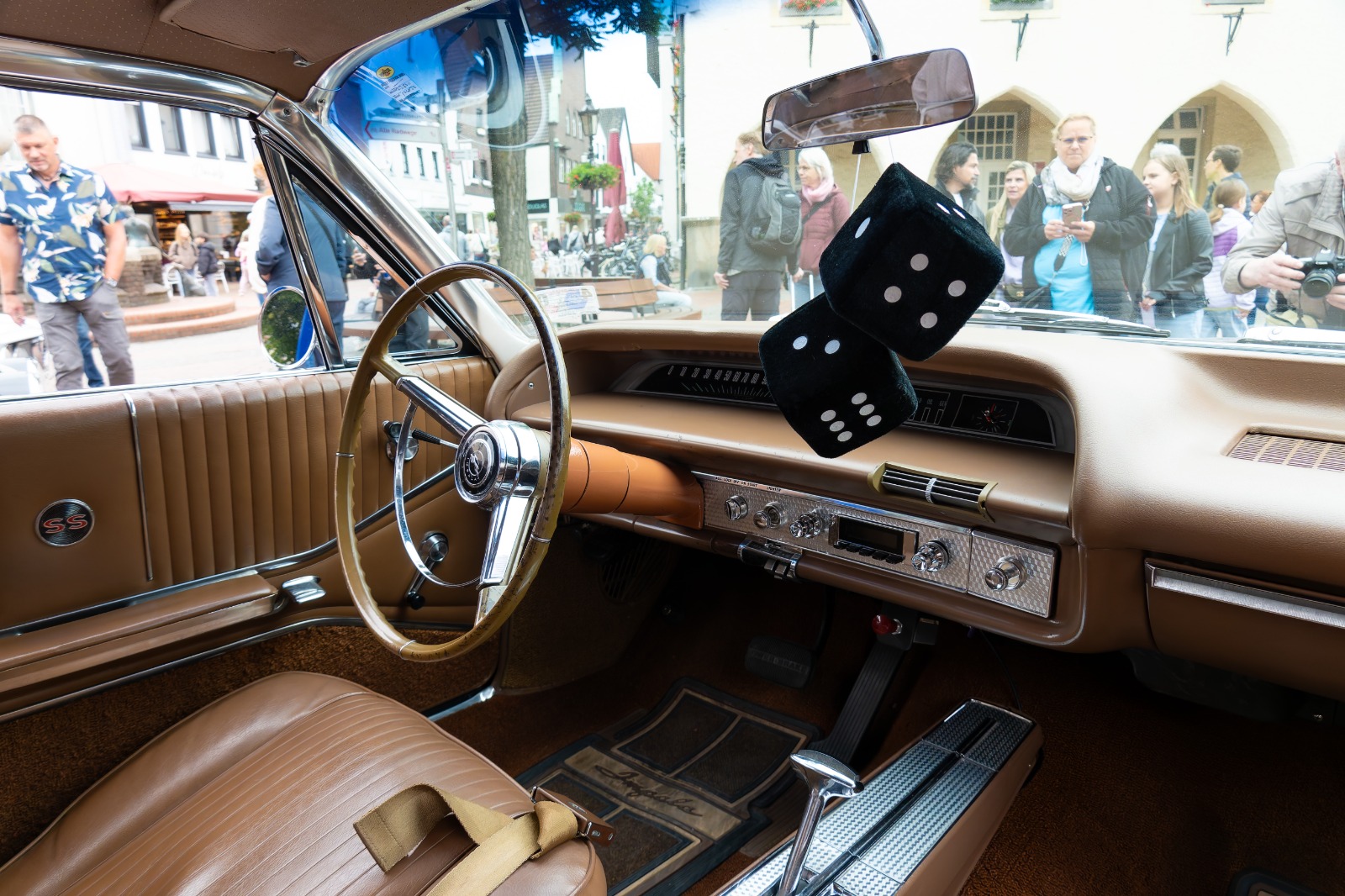 Oldtimer-Benefiz-Fahrten in Haltern: historische Fahrzeuge in der Innenstadt.