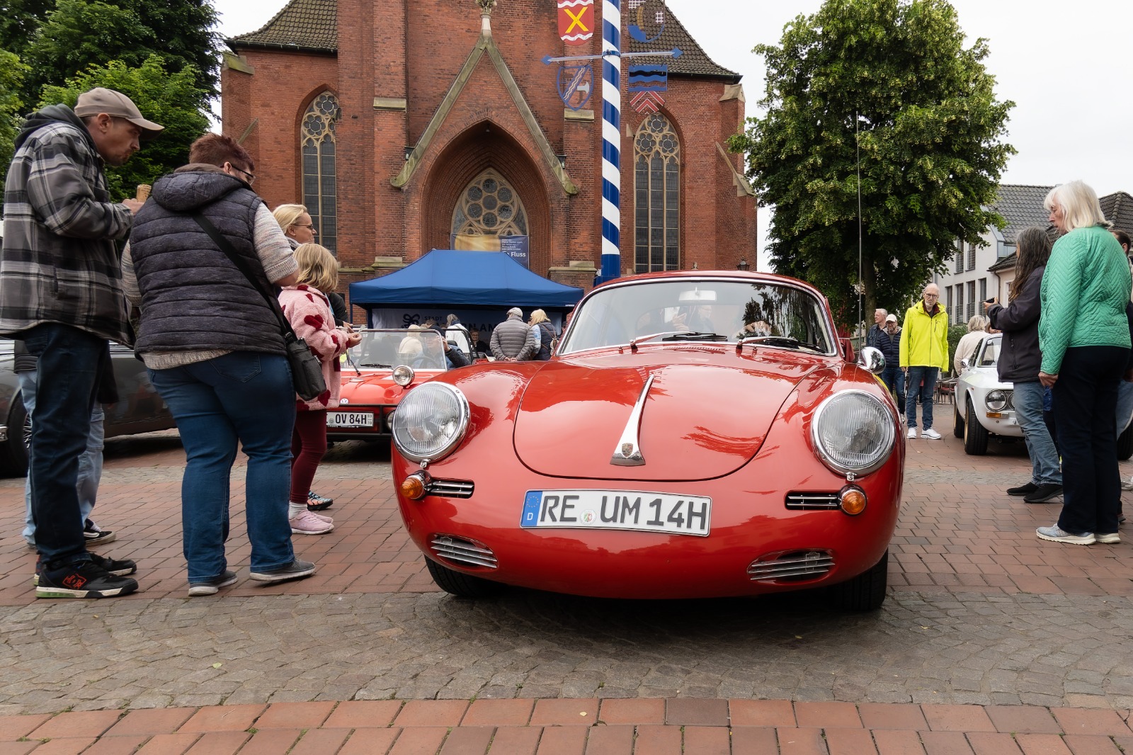 Oldtimer-Benefiz-Fahrten in Haltern: roter Porsche vor der Kirche.