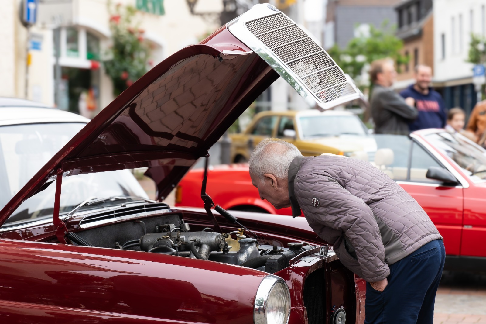 Oldtimer-Benefiz-Fahrten in Haltern: historische Fahrzeuge in der Innenstadt.