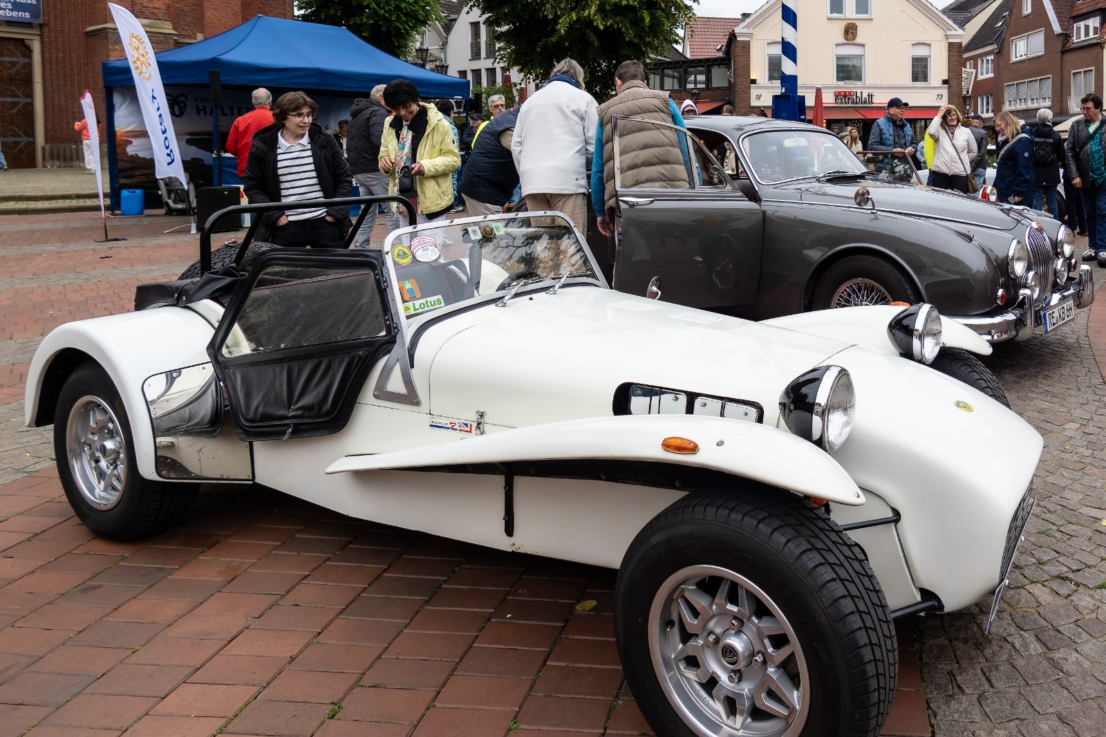 Oldtimer-Benefiz-Fahrten in Haltern: ein Lotus und ein Jaguar lockten die Besucher an.