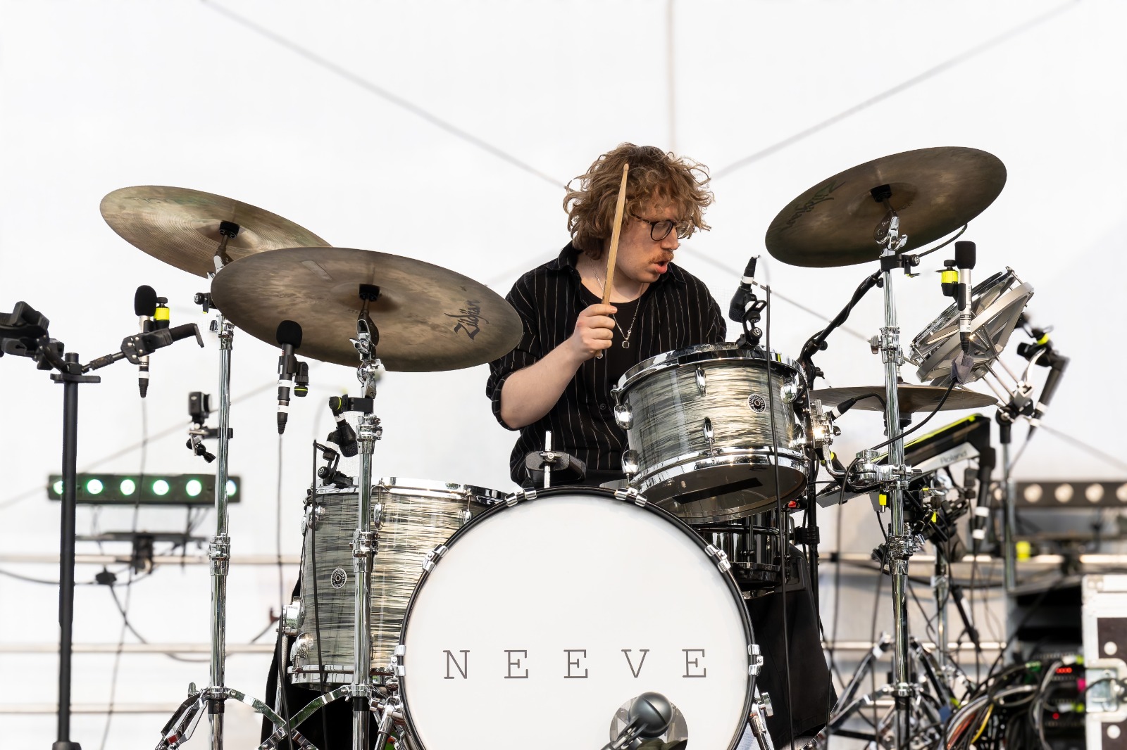 Schlagzeuger der Band NEEVE bei Riffs Against Cancer