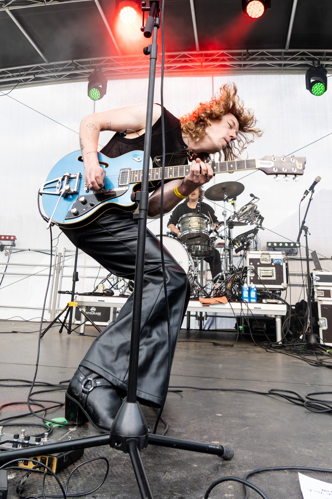 Gitarrist auf der Bühne beim Benefizfestival Riffs Against Cancer