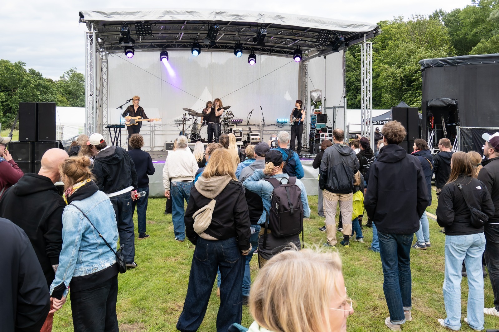 Besucher vor der Bühne bei Riffs Against Cancer in Haltern