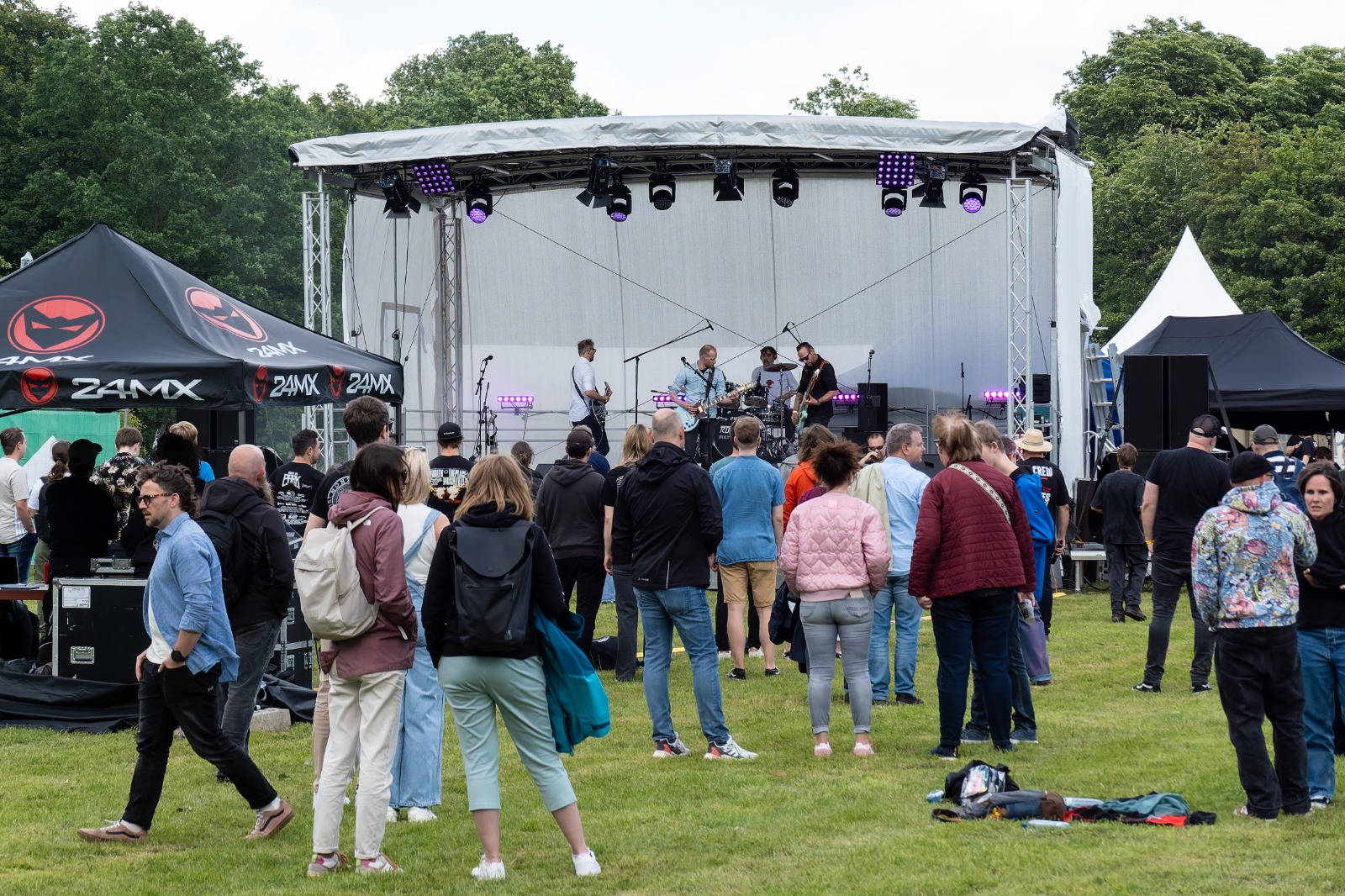 Band und Publikum auf der Freibadwiese am Aquarell