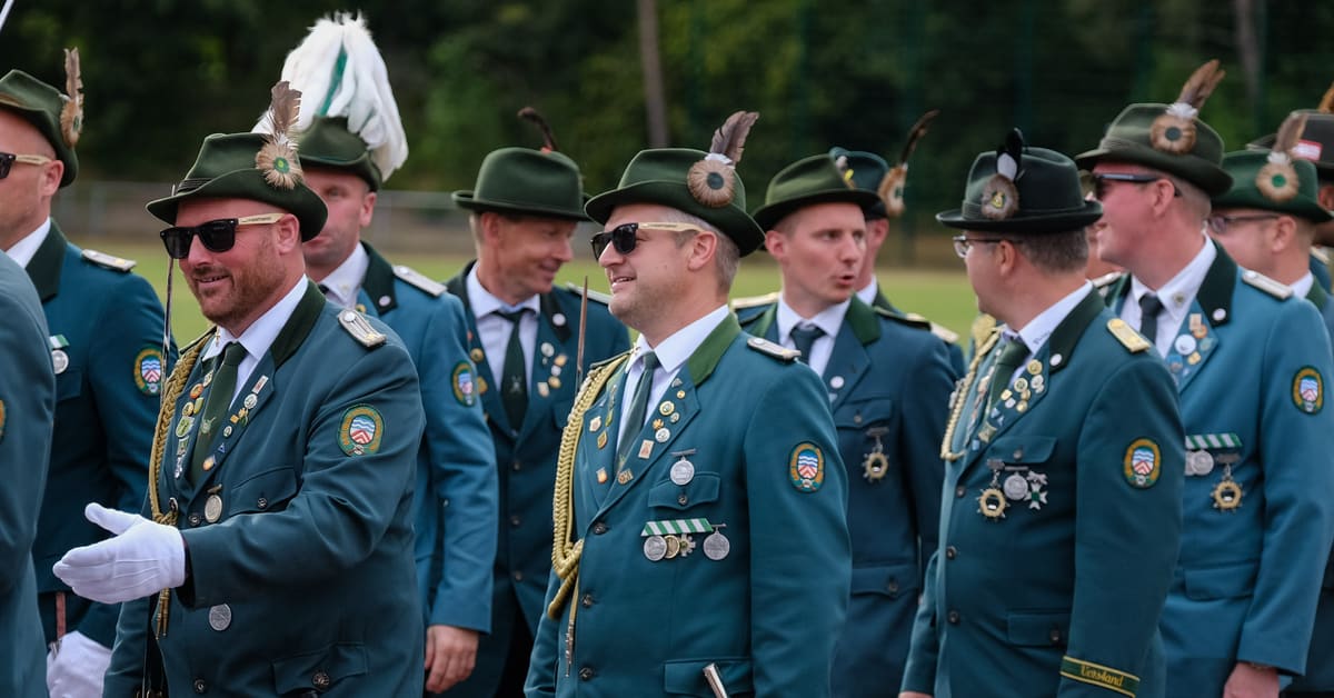 Adjutanten begleiten den König beim Schützenfest Flaesheim 2026