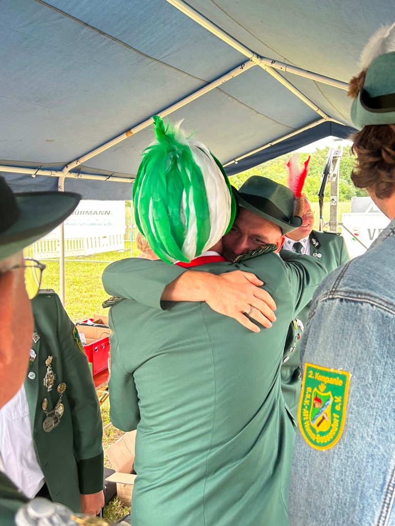 Emotionale Umarmung nach dem Königsschuss beim Schützenfest Hamm-Bossendorf 2026