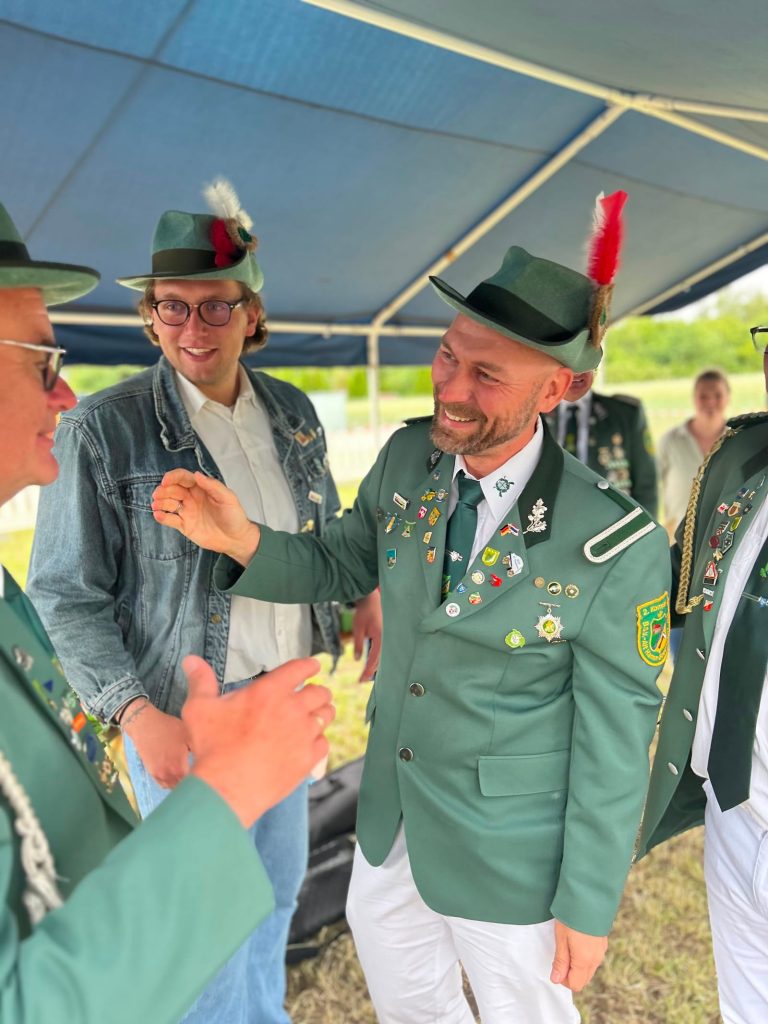 Schützen im Gespräch an der Vogelstange beim Schützenfest Hamm-Bossendorf 2026