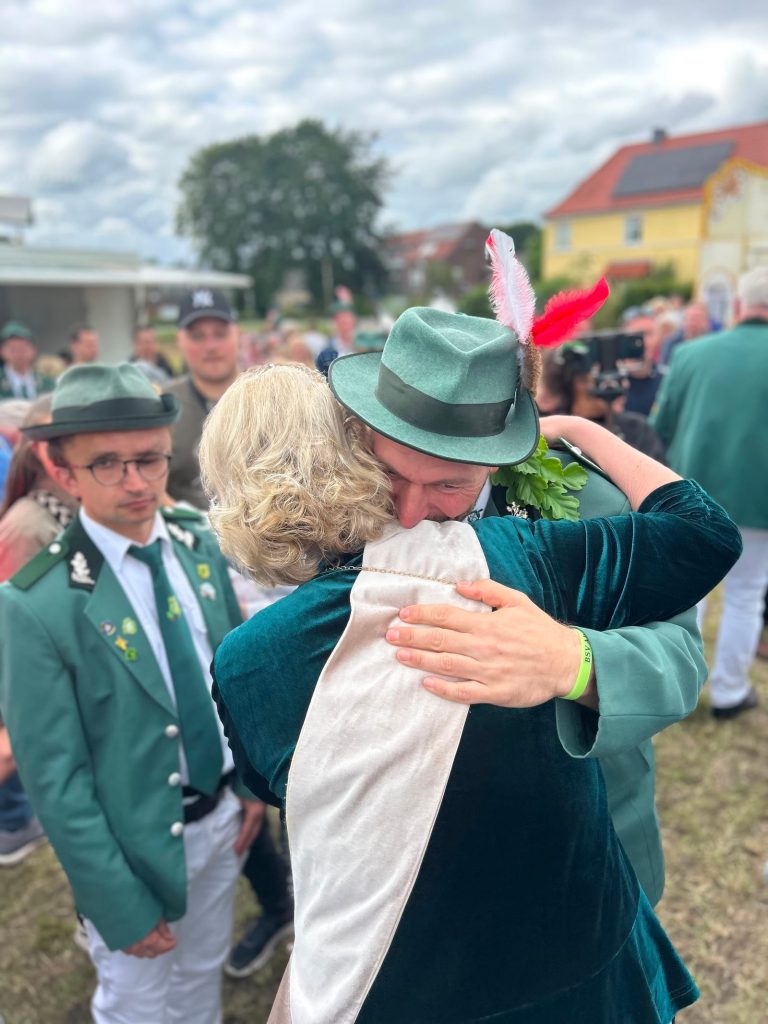Jubel und Umarmung nach dem Königsschuss beim Schützenfest Hamm-Bossendorf 2026