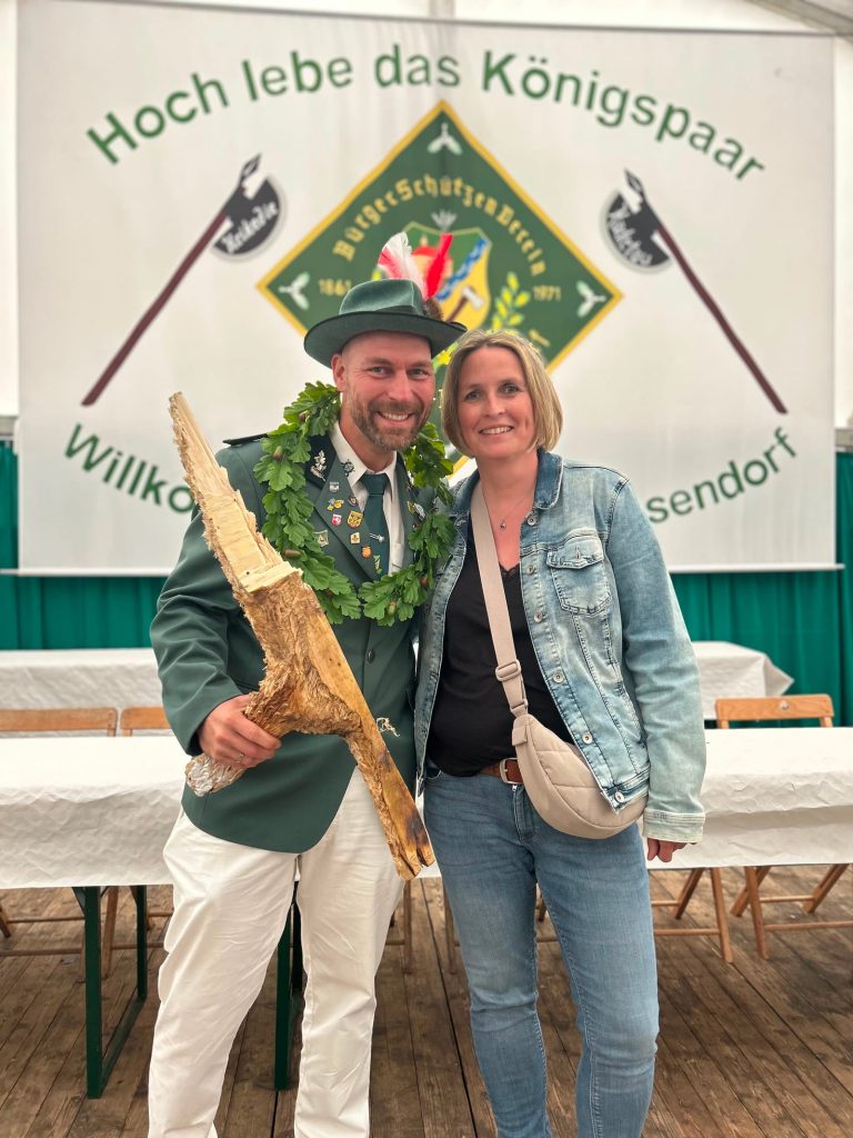 Marcel Hüser und Petra Hovenjürgen vor dem Banner des BSV Alt-Hamm-Bossendorf