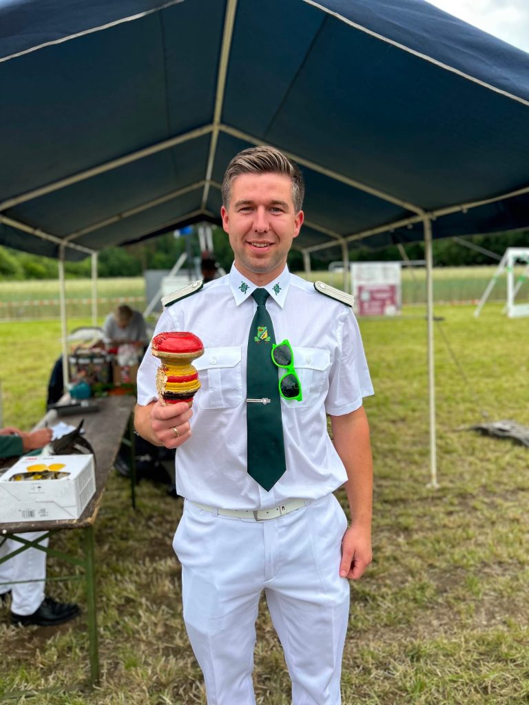 Ein Schütze mit der Krone des Vogels beim Schützenfest Hamm-Bossendorf 2026