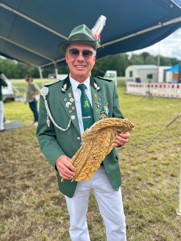 Ein Schütze mit dem linken Flügel des Vogels beim Schützenfest Hamm-Bossendorf 2026