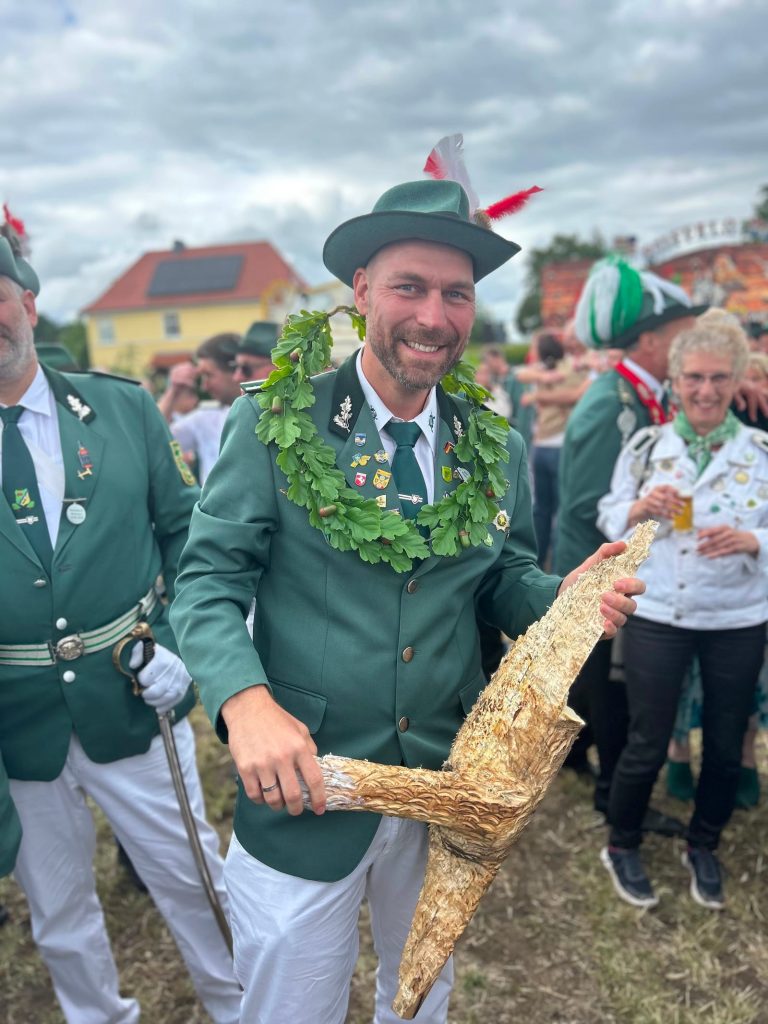 Marcel Hüser mit dem abgeschossenen Vogel beim Schützenfest Hamm-Bossendorf 2026