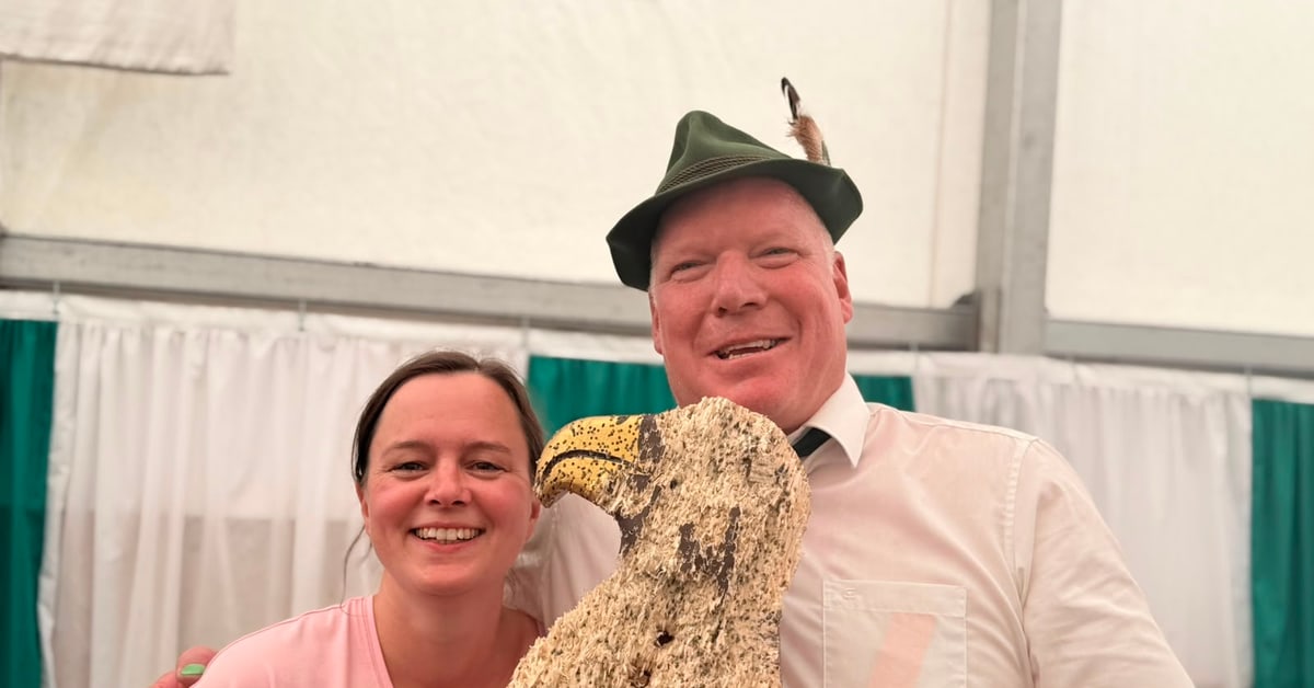 Britta Deitermann und Jochen Schwenz mit dem Vogel beim Schützenfest Flaesheim 2026
