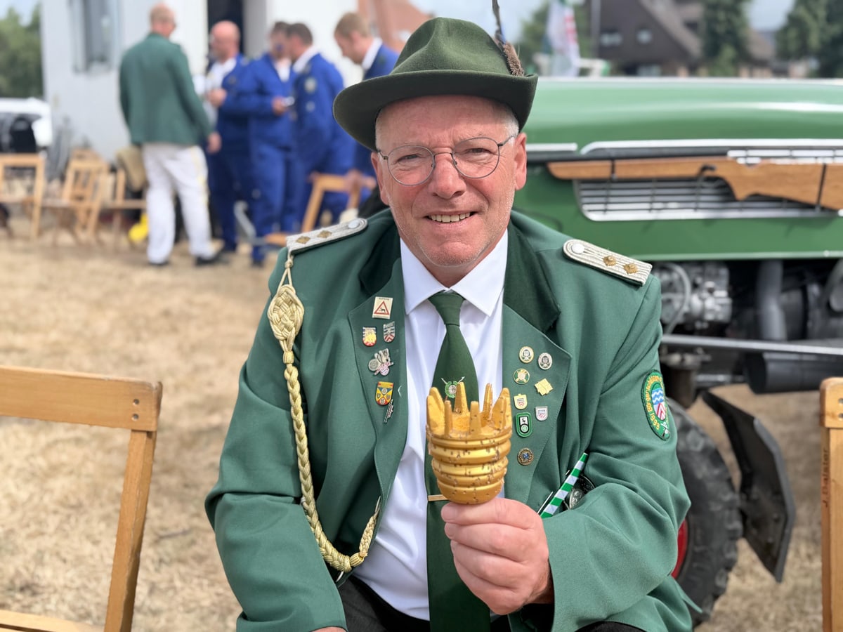 Norbert Schulte Althoff mit der Krone beim Schützenfest Flaesheim 2026