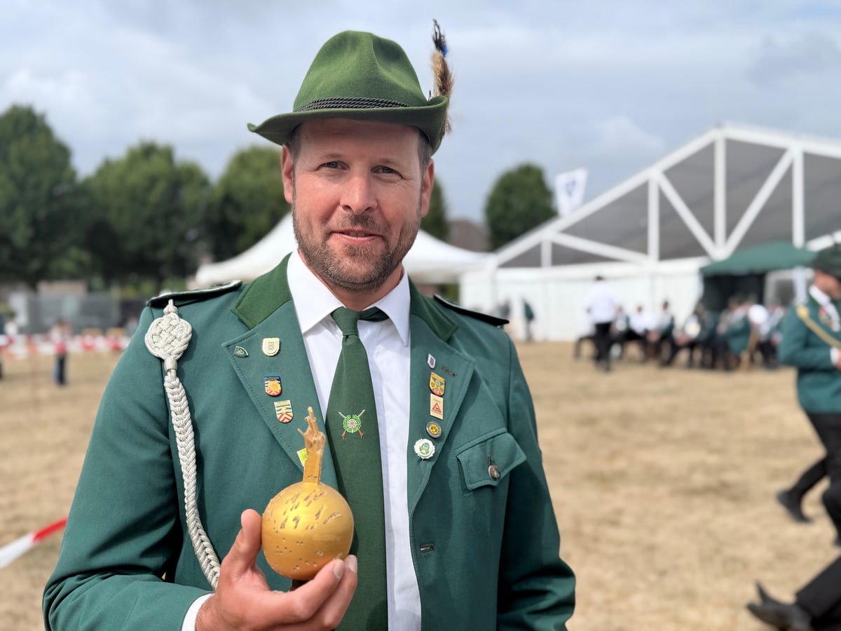 Marian Althoff mit dem Apfel beim Schützenfest Flaesheim 2026