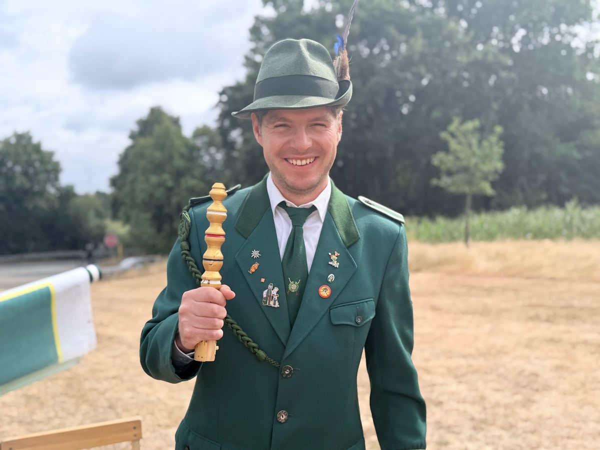 Benjamin Rüter mit dem Zepter beim Schützenfest Flaesheim 2026
