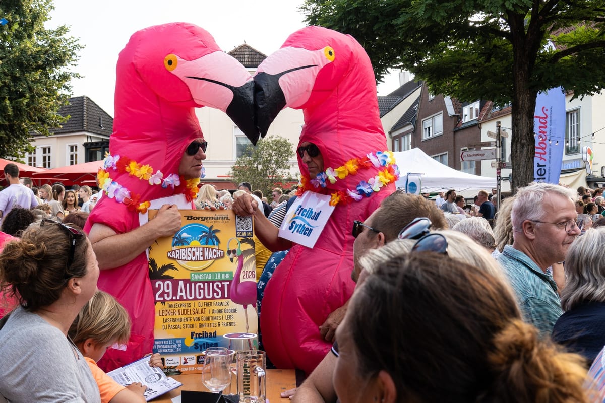 Pinke Flamingos werben beim Feierabendmarkt für die Karibische Nacht im Freibad Sythen