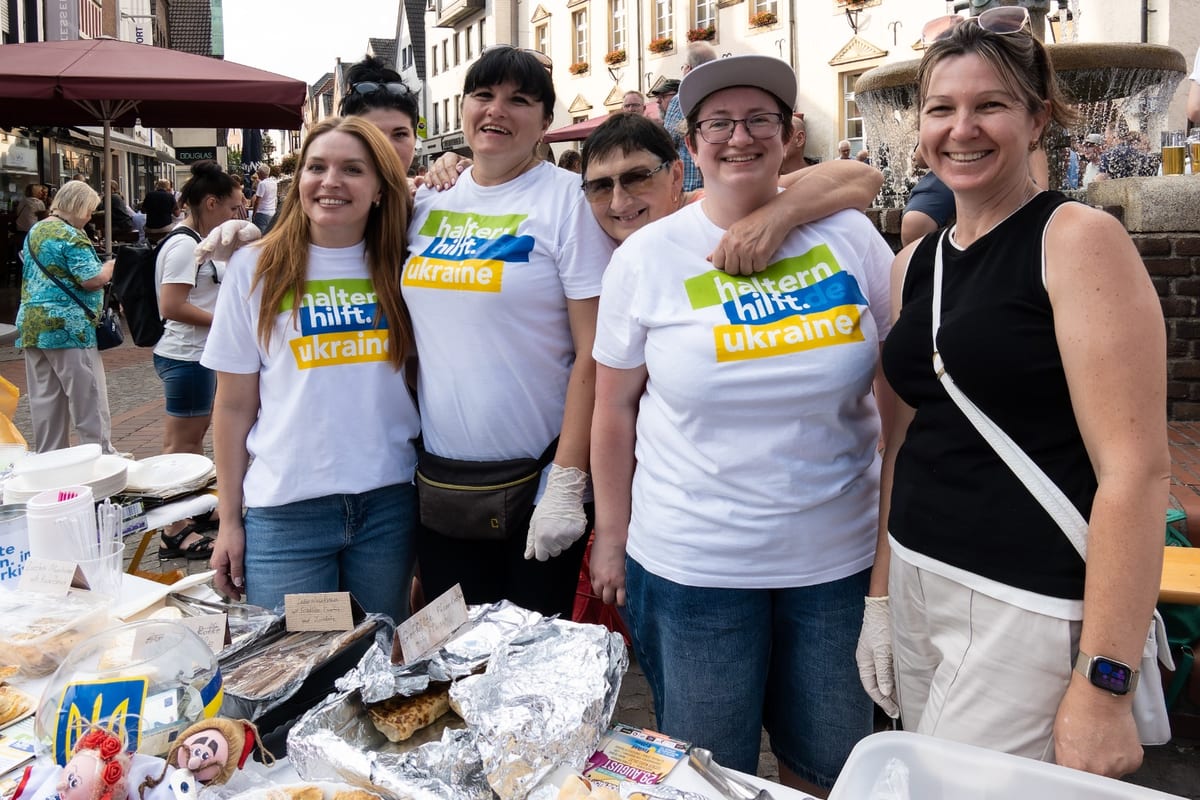 Unterstützer von Haltern hilft Ukraine beim Feierabendmarkt in Haltern