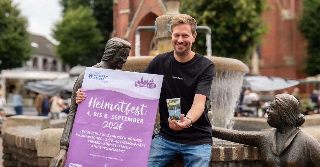 Bernd Bröker präsentiert Plakat und Becher zum Heimatfest Haltern 2026