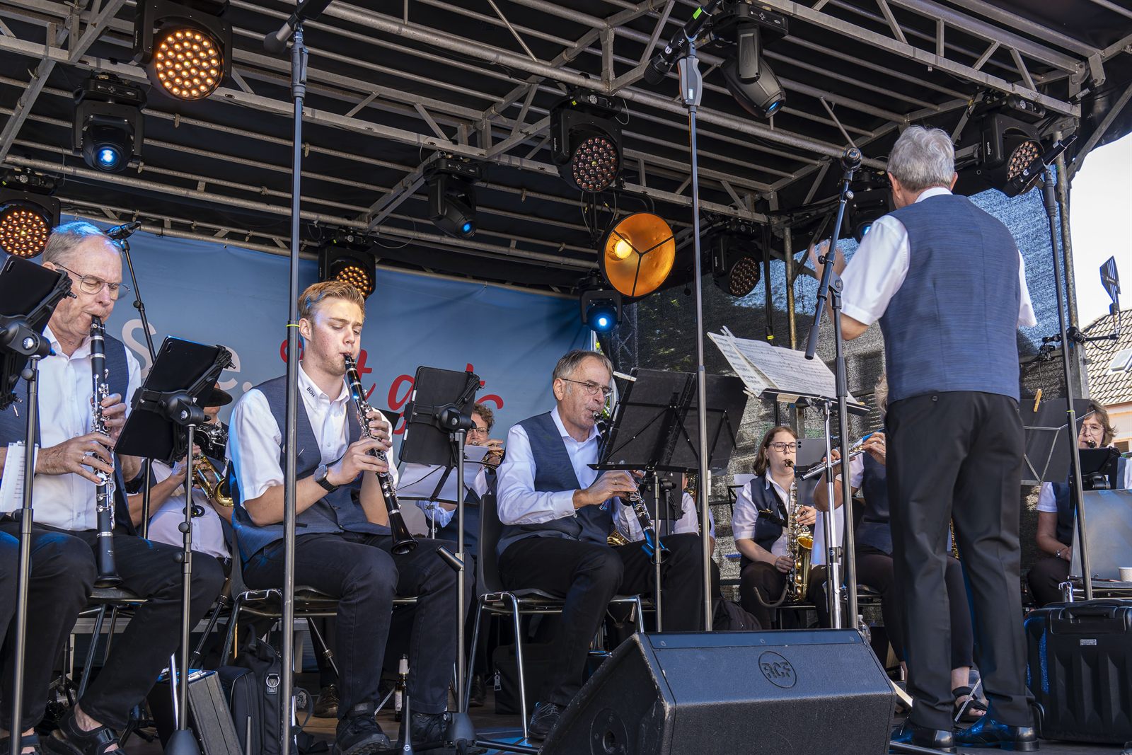 Live-Musik auf einer Bühne beim Heimatfest Haltern