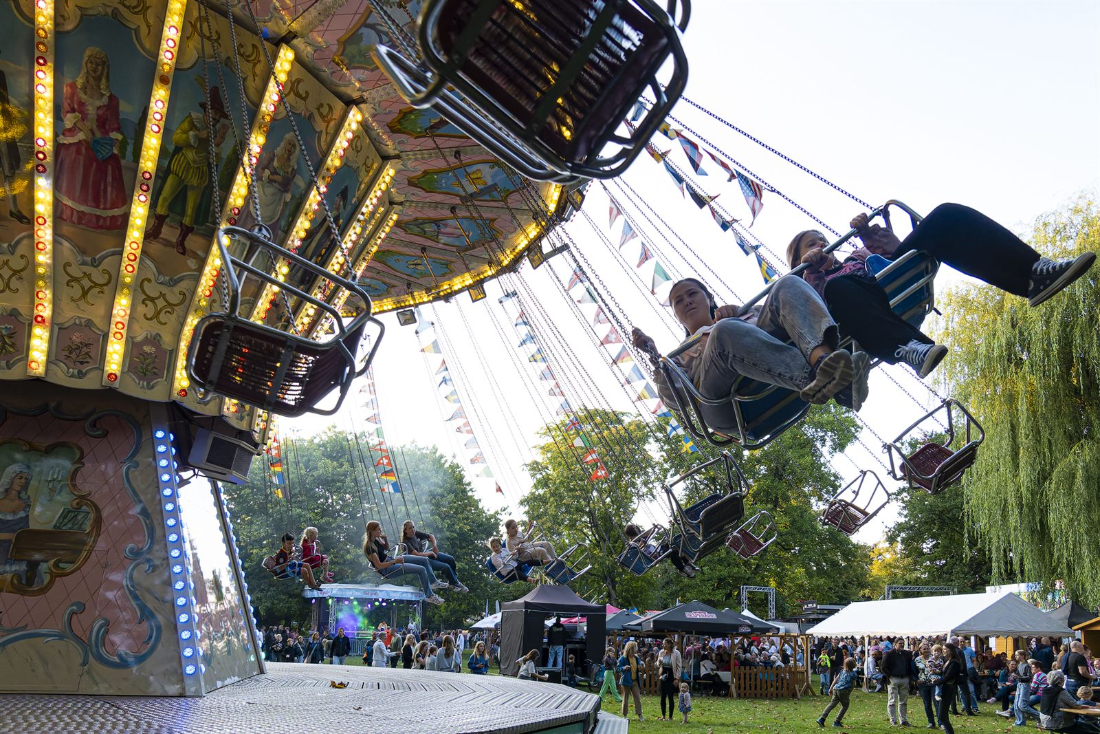 Kettenkarussell und Besucher beim Heimatfest Haltern