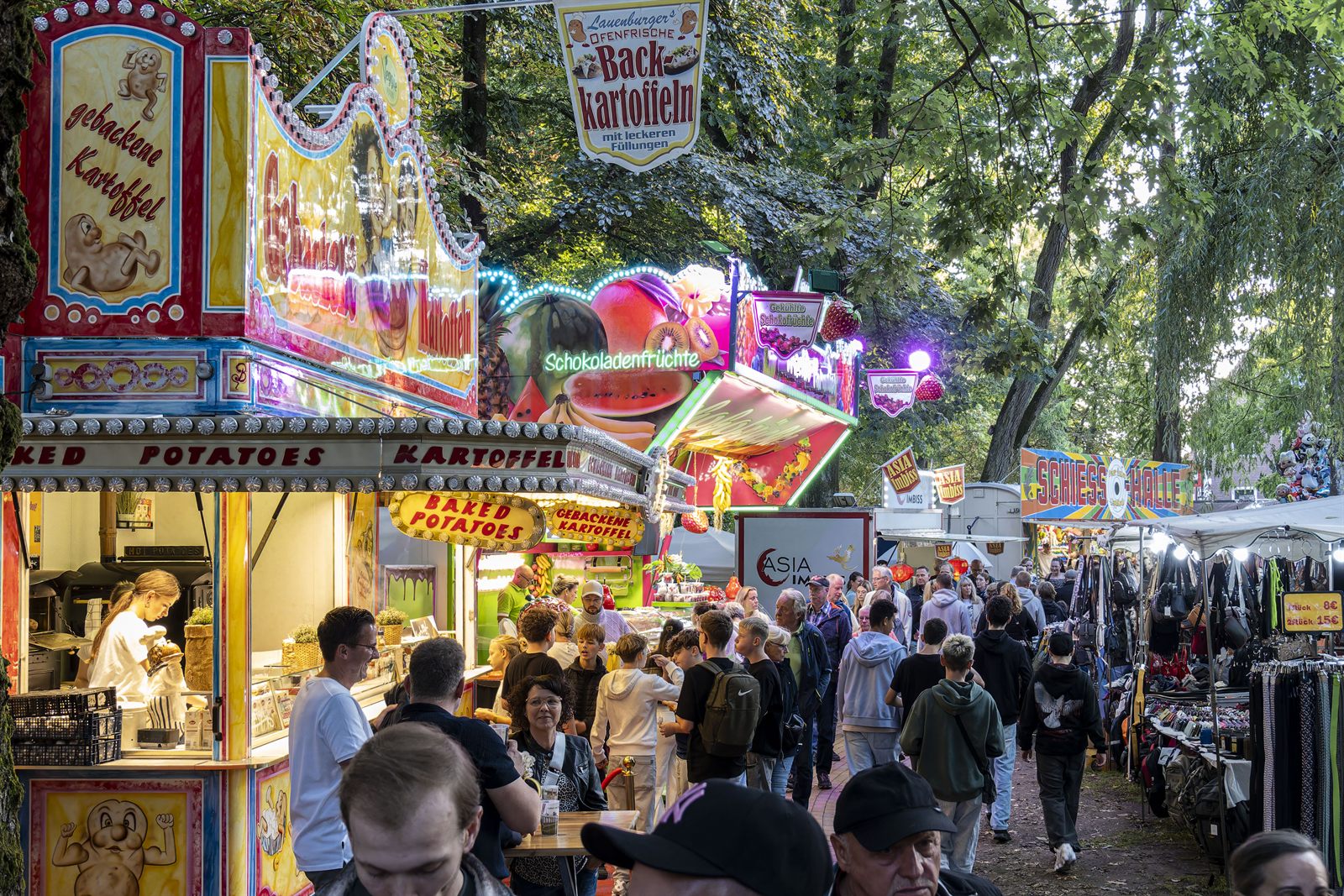Kirmesstände und Besucher beim Heimatfest Haltern