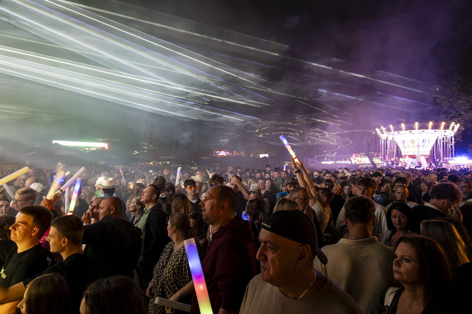 Besucher feiern abends im Kardinal-Graf-von-Galen-Park beim Heimatfest Haltern