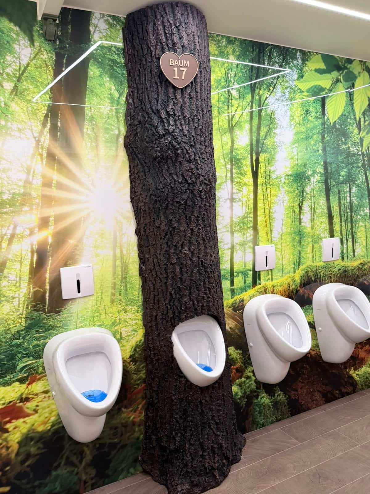 Neue Toilettenanlage bei Jupp in Haltern mit Waldmotiv