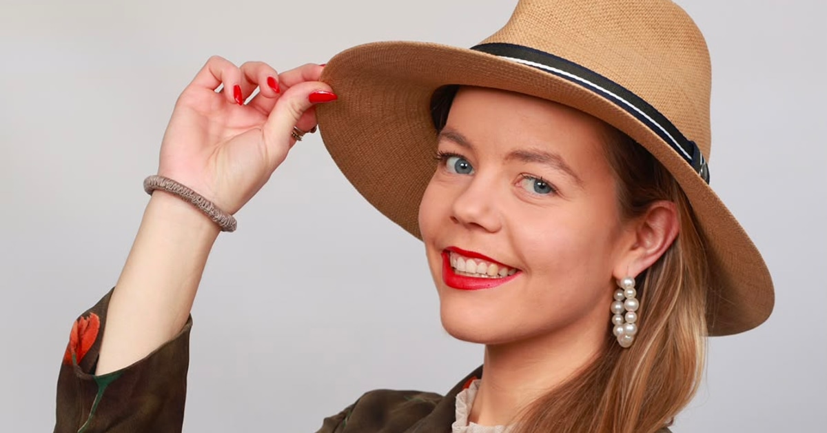 Lara Linka mit Sommerhut als Haltern Mama