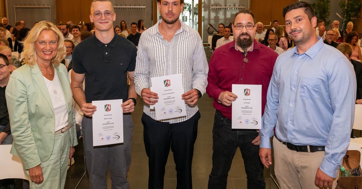 Die drei besten Absolventen der Fachschule für Technik am Max-Born-Berufskolleg mit Zeugnissen