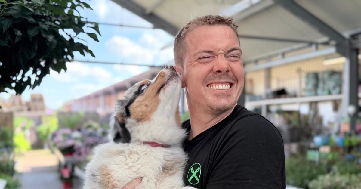 Frank Ross mit Hund Benji im Raiffeisenmarkt Haltern am See