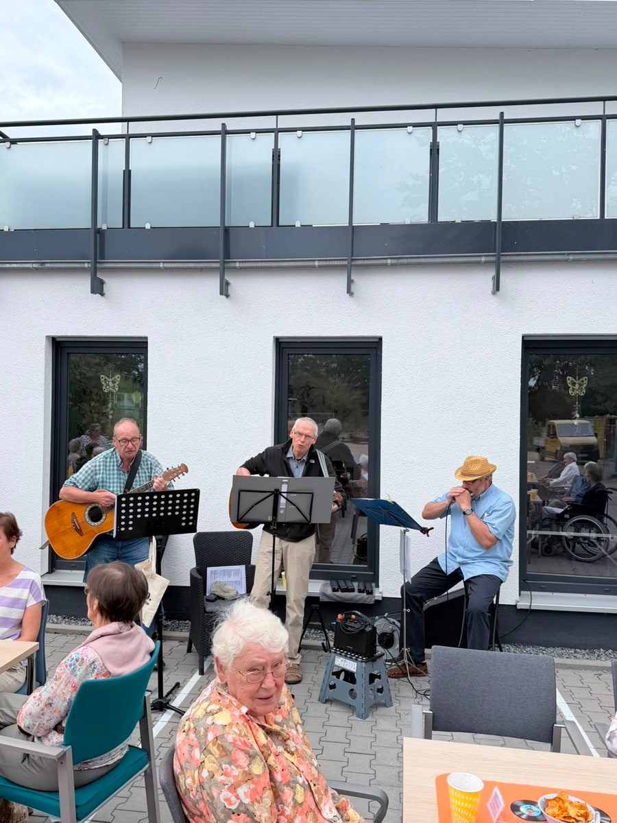 Musiker spielen bei der 60er-Jahre-Party von Arte Day in Haltern