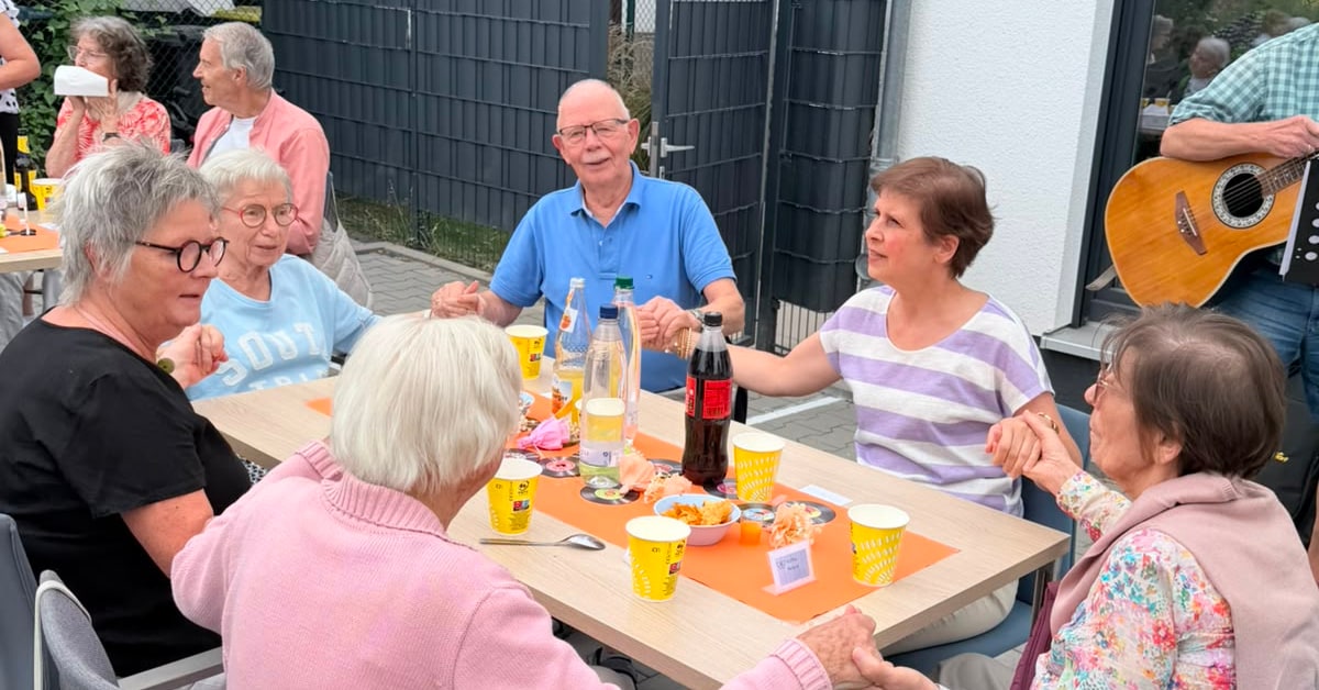 Gäste feiern eine 60er-Jahre-Party bei Arte Day in Haltern