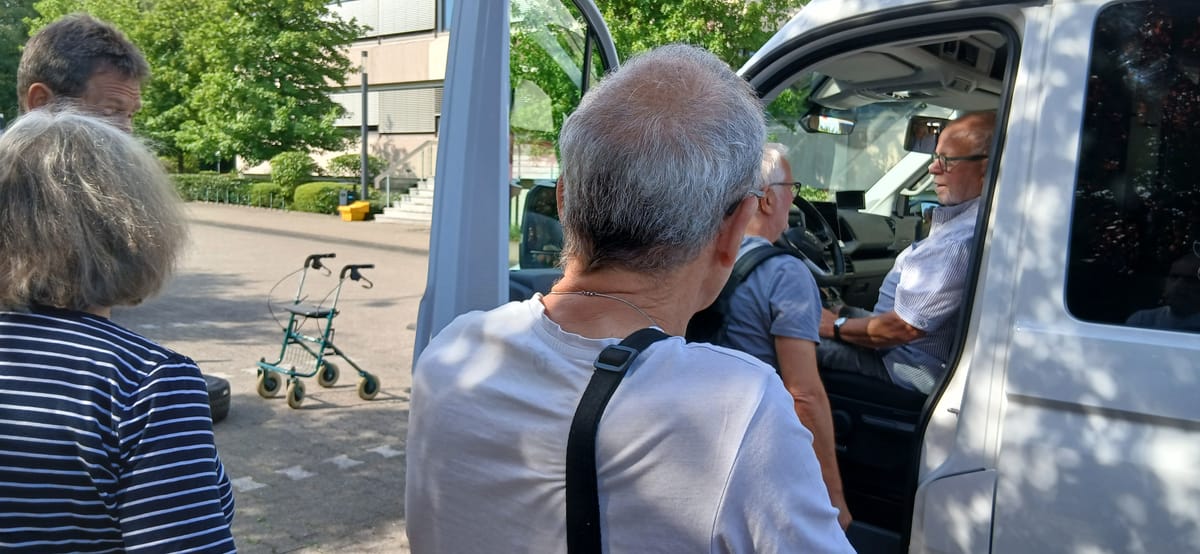 Fahrer stehen bei der Einweisung am neuen Bürgerbus in Herten