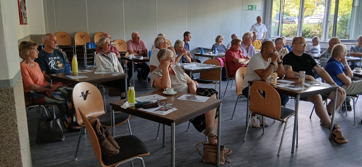 Fahrer des Bürgerbusvereins sitzen bei einer Schulung der Vestischen in Herten