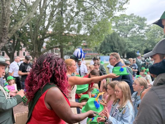 Gr&uuml;ne Sch&uuml;tzenh&uuml;te f&uuml;r die Kinder beim Kindersch&uuml;tzenfest Haltern