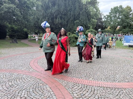 K&ouml;nigspaar und Kaiser beim Festumzug des Kindersch&uuml;tzenfests Haltern