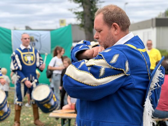 Musiker am Schlagzeug beim Kindersch&uuml;tzenfest Haltern