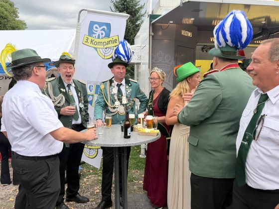 Sch&uuml;tzen und G&auml;ste beim Kindersch&uuml;tzenfest am Gildehaus
