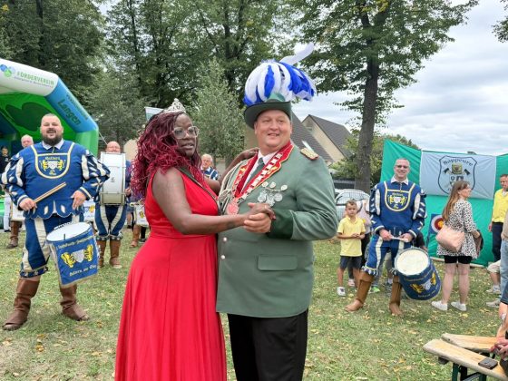 K&ouml;nig Daniel Elting und K&ouml;nigin Acii Albrink beim Kindersch&uuml;tzenfest