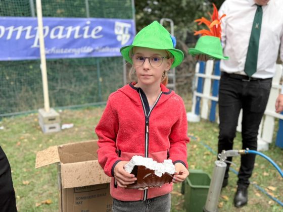 Kind mit einem Teil des Styroporvogels Flattermax beim Kindersch&uuml;tzenfest