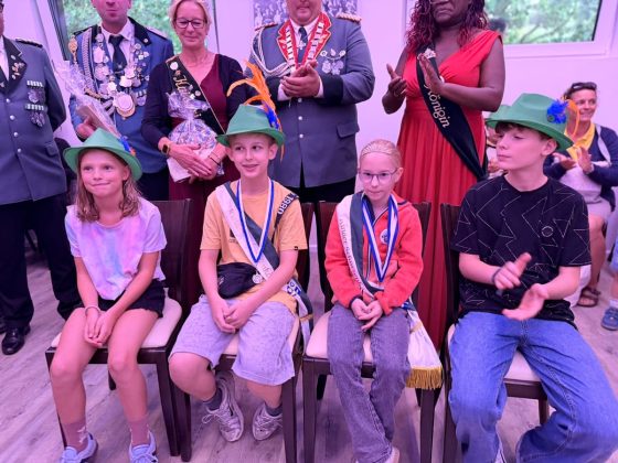 Kinderk&ouml;nigspaar und Throngefolge nach der Inthronisierung