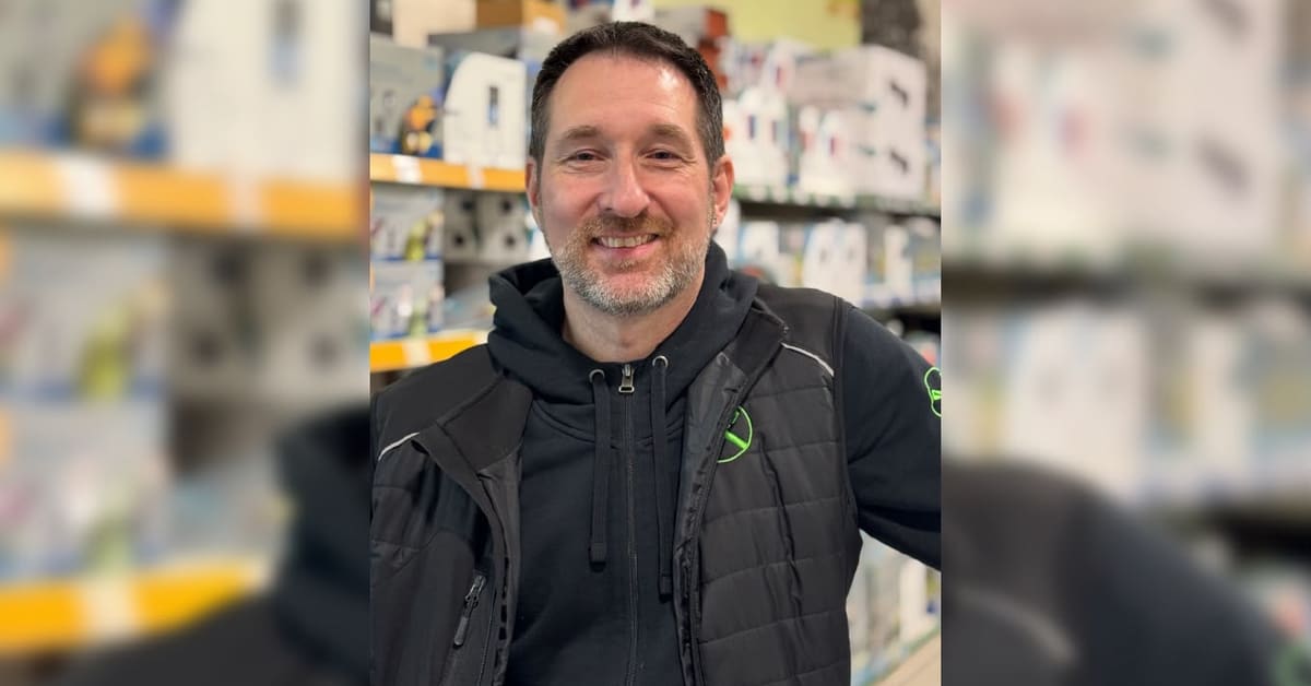 Mike Rimek im Raiffeisenmarkt Haltern am See vor Produkten zur Gartenbewässerung