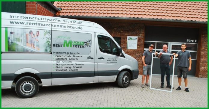 Team von Rent(Mücken)meister mit Insektenschutzrahmen vor Fahrzeug und Werkstatt