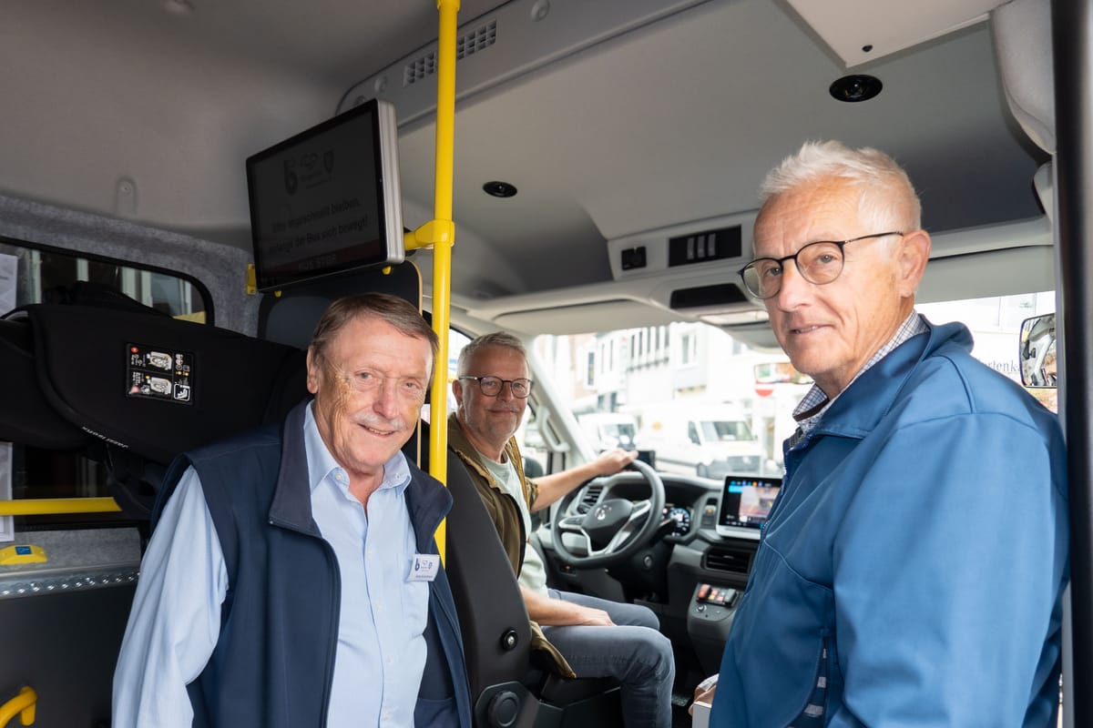 Besucher im neuen Bürgerbus bei der Seniorenmesse Haltern