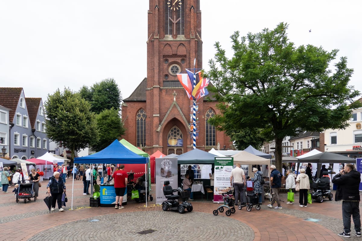 Bürgerbus und Stände der Seniorenmesse auf dem Marktplatz in Haltern