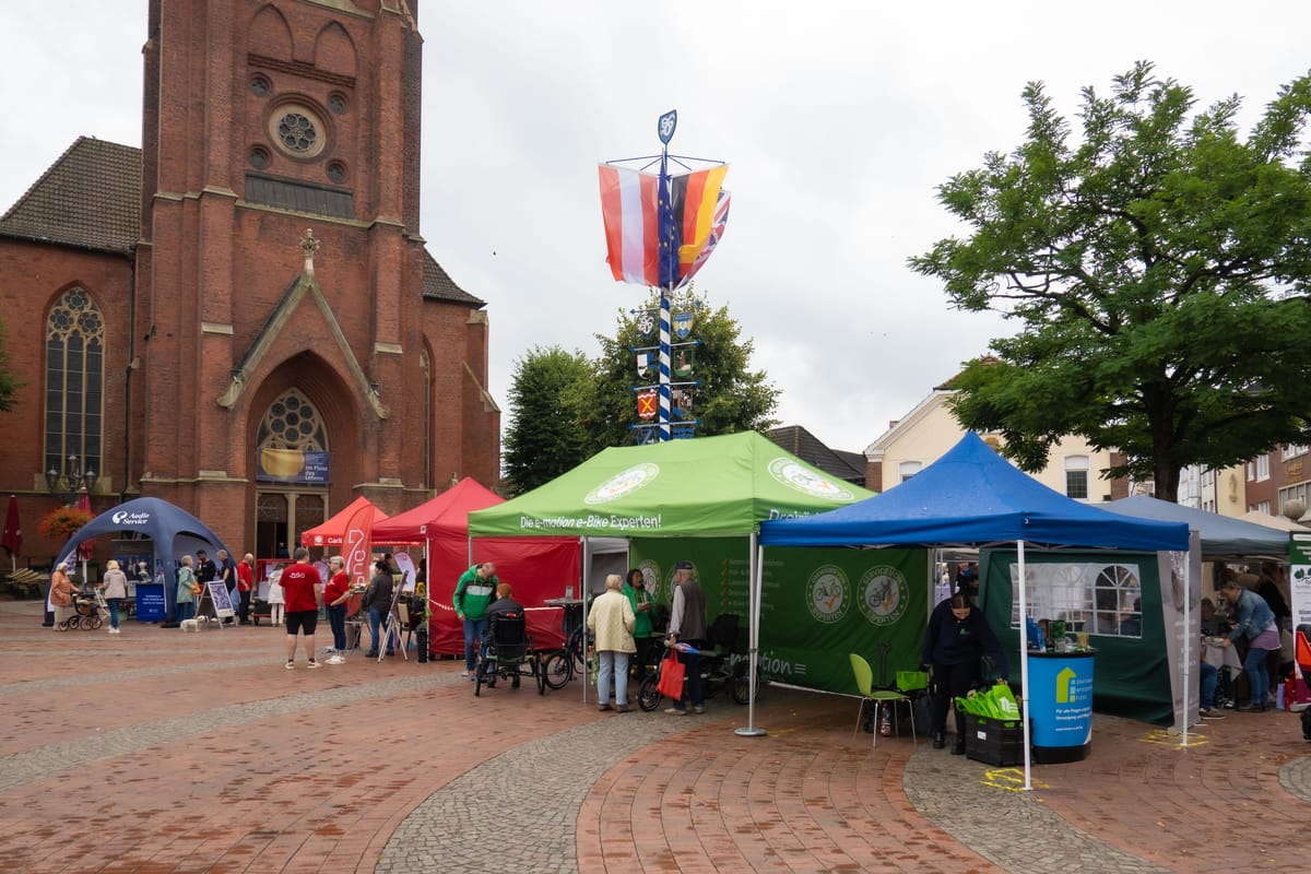 Seniorenmesse auf dem Marktplatz in Haltern mit St.-Sixtus-Kirche
