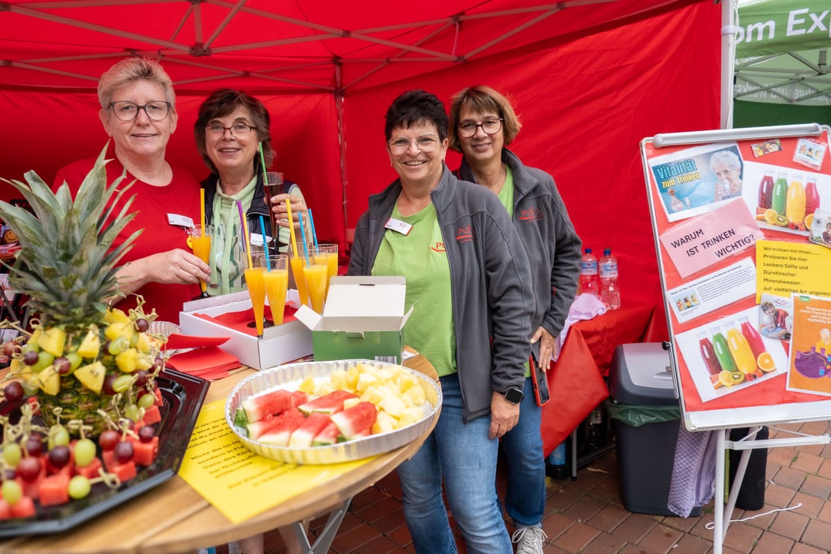 PUG-Pflegedienst mit Obstsäften bei der Seniorenmesse Haltern
