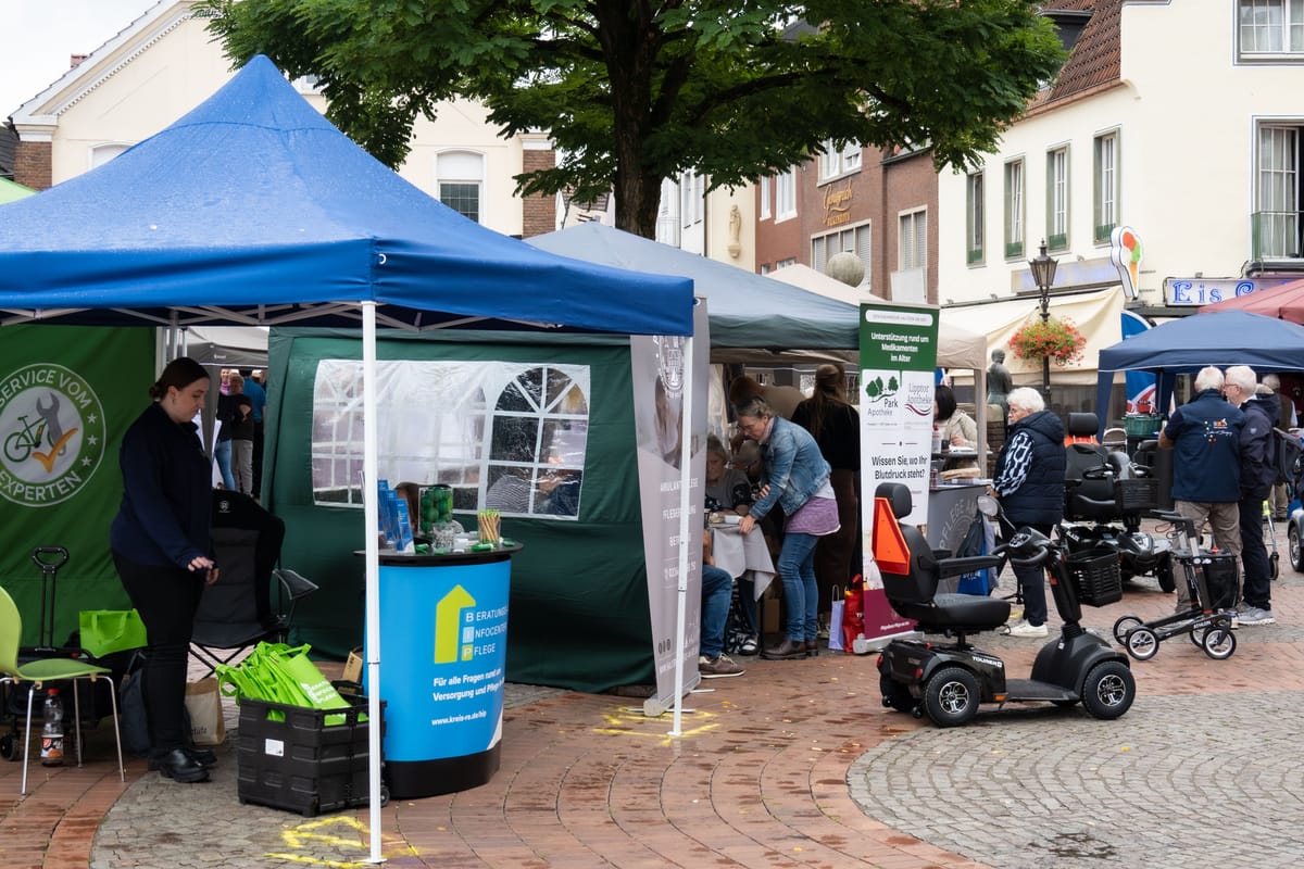 Stände der Seniorenmesse auf dem Marktplatz in Haltern
