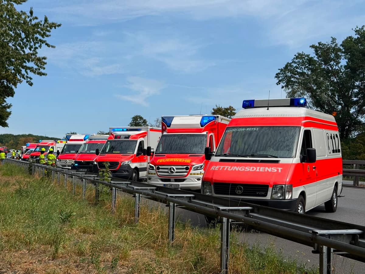 Rettungsdienst und Feuerwehr bei einem Unfall auf der A52 bei Marl